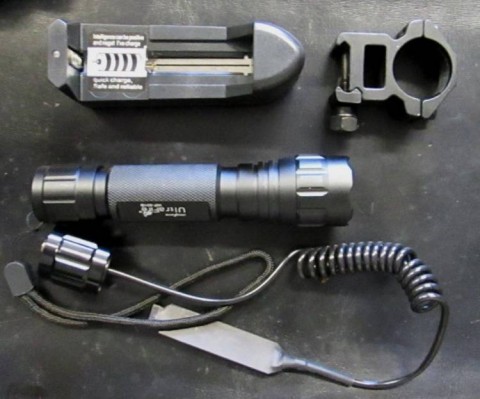 P - MATERIALE TIPO MILITARE - ACCESSORI (ACC) - TORCIA  PORTATILE.  ATTACCHI ELMETTO ED ARMA DA FUOCO.