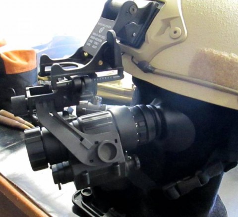 P - MATERIALE TIPO MILITARE -  - OTTICA  2x  NOTTURNA INFRAROSSI.  ATTACCO ELMO ED ARMA.