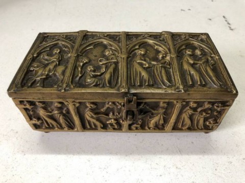 A - ANTIQUARIATO -  - Cassetta Neogotica in Bronzo con Scene sacre a Bassorilievo.   Sec. XIX.