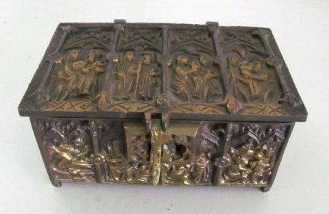 A - ANTIQUARIATO - OGGETTISTICA - Cassetta Neogotica in Bronzo con Scene scare a Bassorilievo.   Sec. XIX. (3).