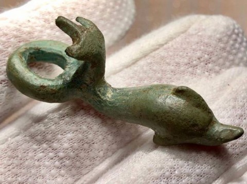 B - ARCHEOLOGIA - PENDENTI / AMULETI (P/A) - Pendente/Amuleto �Delfino� Celtico in Bronzo � XI-IX sec. a.C.  (324).