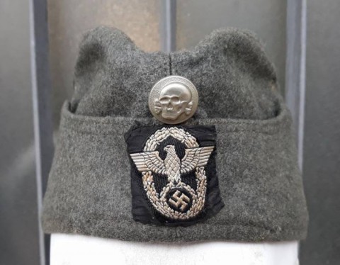 I - MILITARIA STORICA - COPRICAPI (C) - W-SS-POL.  FELDMUTZE LANA VERDE, MARCHI.					2.200,00