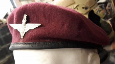 I - MILITARIA STORICA -  - GB  	BASCO PARACADUTISTI CON FREGIO.