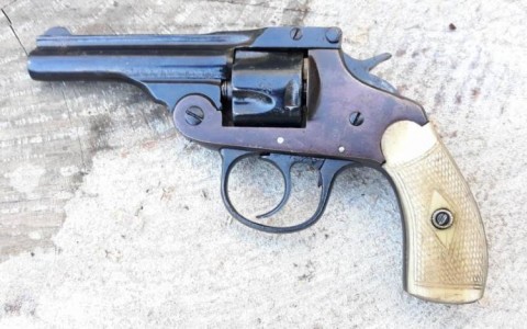 C - ARMI ANTICHE -  - B  REVOLVER A PERCUSSIONE  BICOLORE  Cal. 32   ca. 1880.