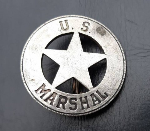 I - MILITARIA STORICA - DECORAZIONI (D) - DISTINTIVO  METALLO  �US MARSCHALL� DA PETTO.  ANNI �50.