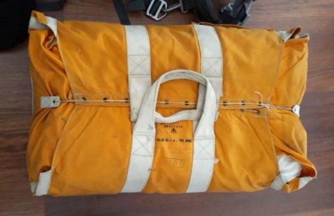 M - AVIAZIONE >1945 - ATTREZZATURA (AT) - USAF/RAF	Zattera di Salvataggio + Palmari.   Anni �60.