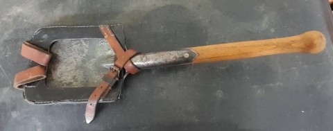 I - MILITARIA STORICA -  - WH-SS  PALA FISSA + PORTAPALA LW-FJ PELLE NERA/MARRONE.