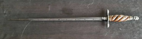 C - ARMI ANTICHE -  - STILETTO DA BOMBARDIERE  A OCCHIELLI.  VENEZIA,  SEC. XVII.