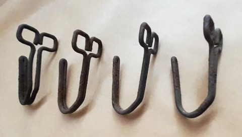 H - ACCESSORI -  - WH   N. 4  GANCETTI DA GIACCA PER CINTURONE.