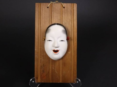 A - ANTIQUARIATO -  - 0038-4    Piccola Maschera Ko-omote in ceramica su targa in legno, firmata.  Periodo Shōwa.