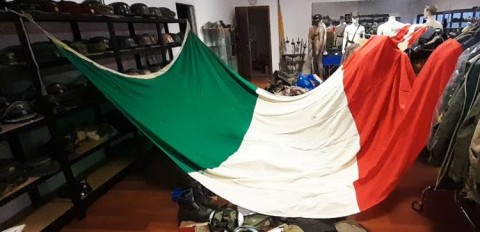 I - MILITARIA STORICA -  - REI-EI    BANDIERA  COLORI NAZIONALI.  ca. 480x160 cm.