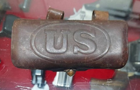 I - MILITARIA STORICA -  - US     GIBERNA IN CUOIO  PER REVOLVER  M.1910  Cal. 38 SW.    MARCATA �US� A RILIEVO.