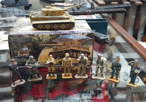 I - MILITARIA STORICA -  - SOLDATINI Tedeschi + CARRO ARMATO Tiger VI in Metallo.