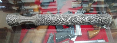 C - ARMI ANTICHE -  - COLTELLO  TIBETANO IN LAMINA D�ARGENTO, SBALZATO.  SEC. XVIII.