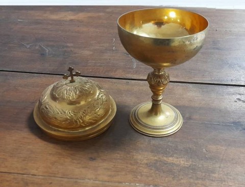 A - ANTIQUARIATO -  - PISSIDE  eucaristica  in Ottone dorato e Arg. dorato.  Lombardia, 1^ met� Sec. XIX.