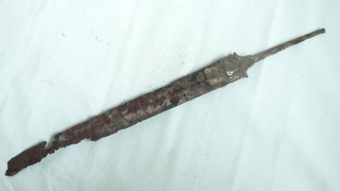 B - ARCHEOLOGIA - ARMI (AR) - Spada Celtica in Ferro con frammenti del Fodero - I a.C.-II d.C.  (225)